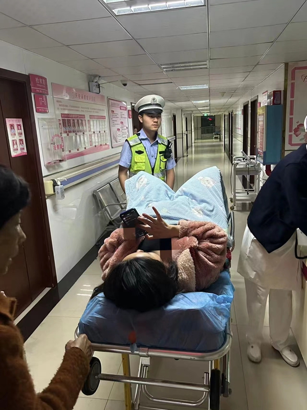 区交警大队：孕妇羊水破裂 交警“代驾”紧急送医
