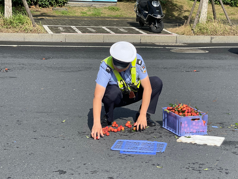 鼎城：水果散落一地 交警帮忙捡拾暖人心