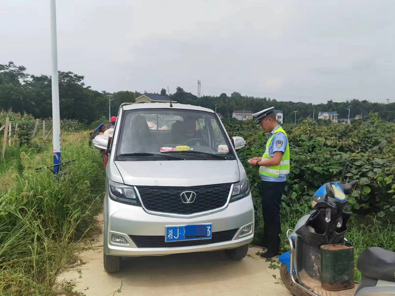 鼎城：危险又违法 货车违法载人“驶”不得