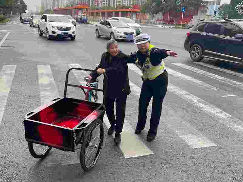 我为群众办实事 | 老人街头迷失方向 鼎城交警暖心相助