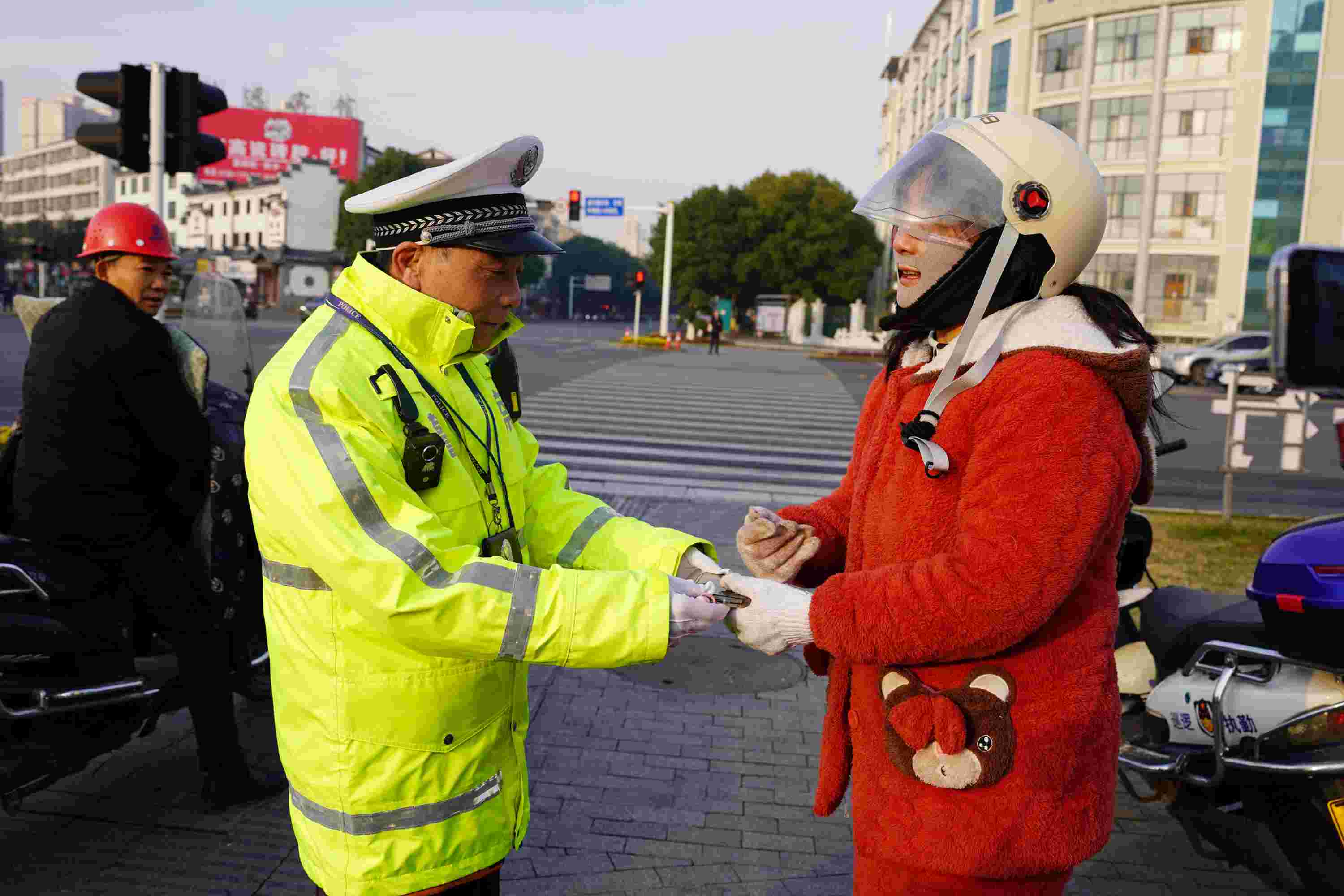 鼎城交警执勤拾到手机 及时归还解民忧