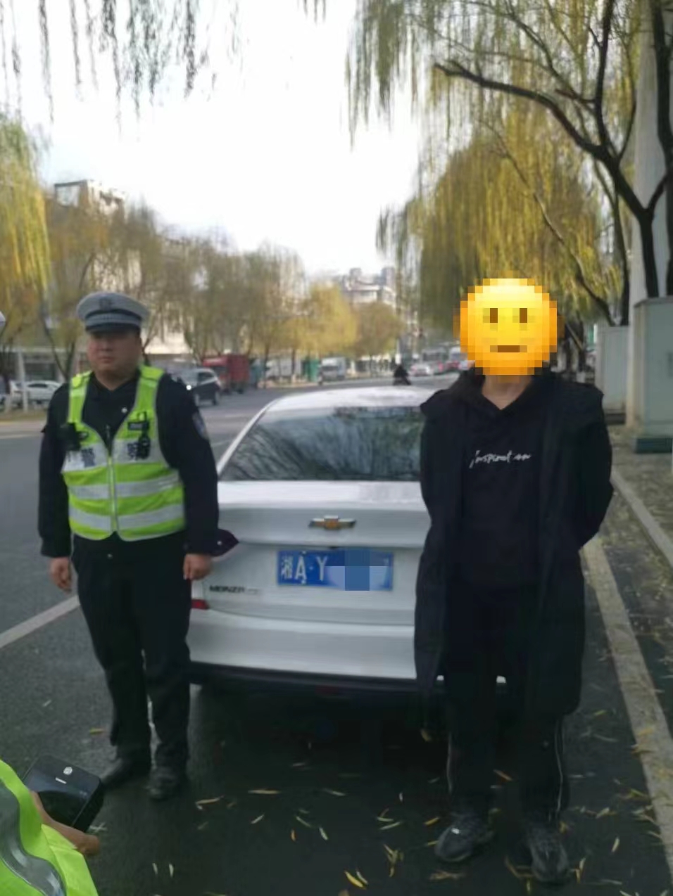 鼎城：小车隧道内变道被举报 罚款200记3分