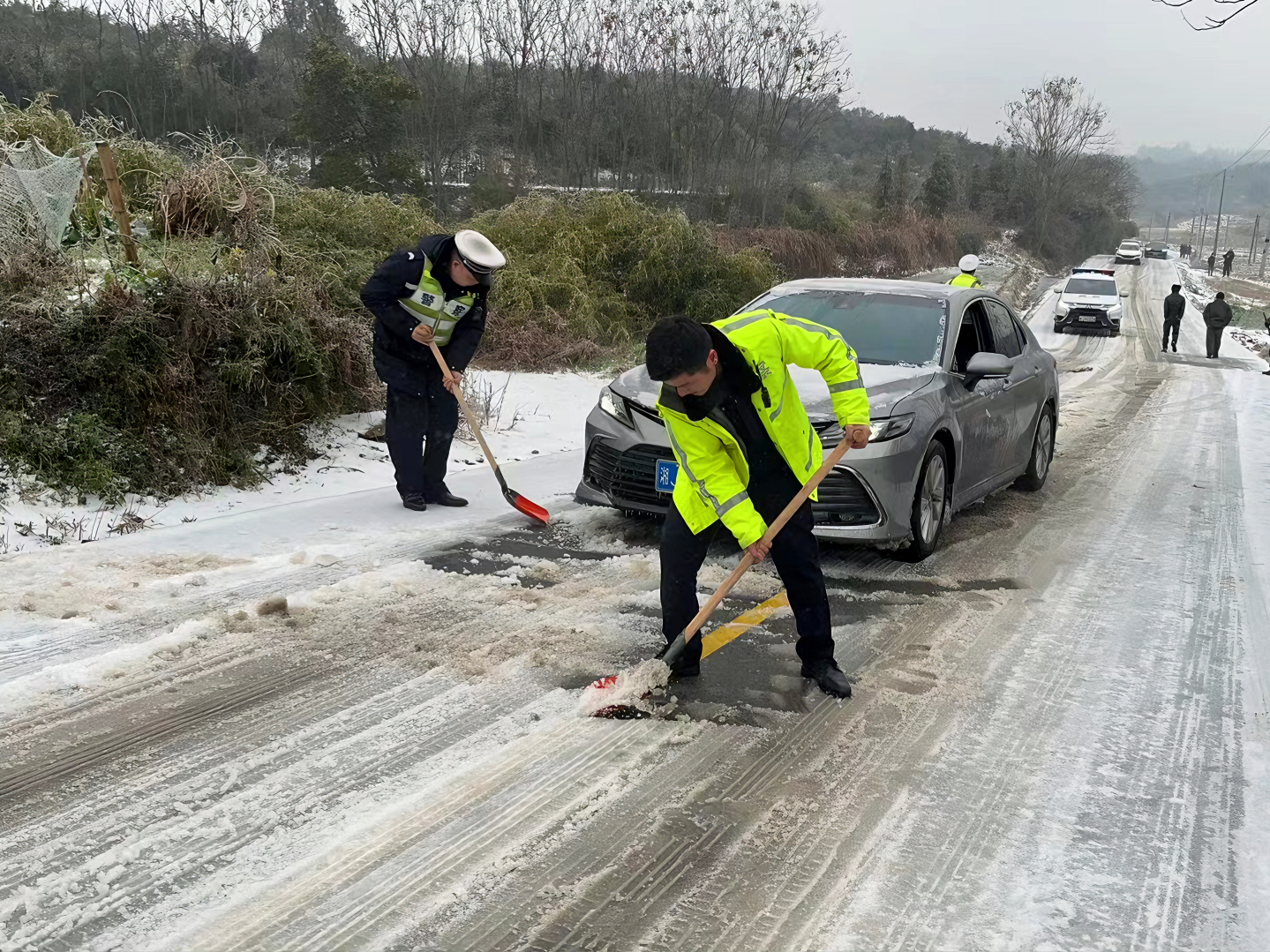 斗冰雪 战严寒 鼎城公安交警浴“雪”护平安