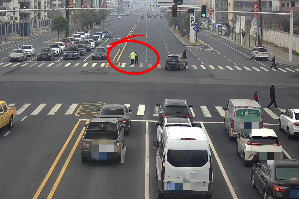 鼎城交警暖心搀扶老人过马路获群众点赞