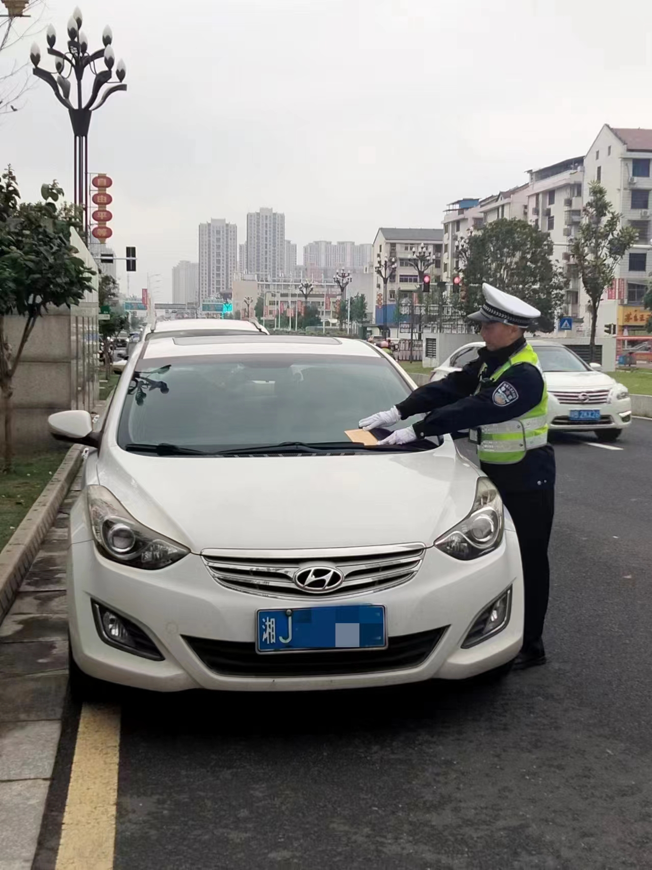 “温馨告知单”代替罚单 鼎城公安交警实施“人性化”执法举措获群众点赞