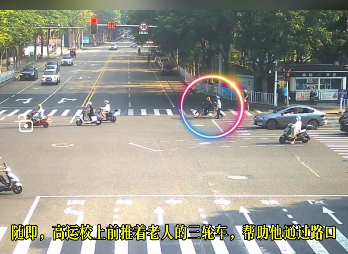 残疾老人艰难过马路 鼎城交警推行暖民心
