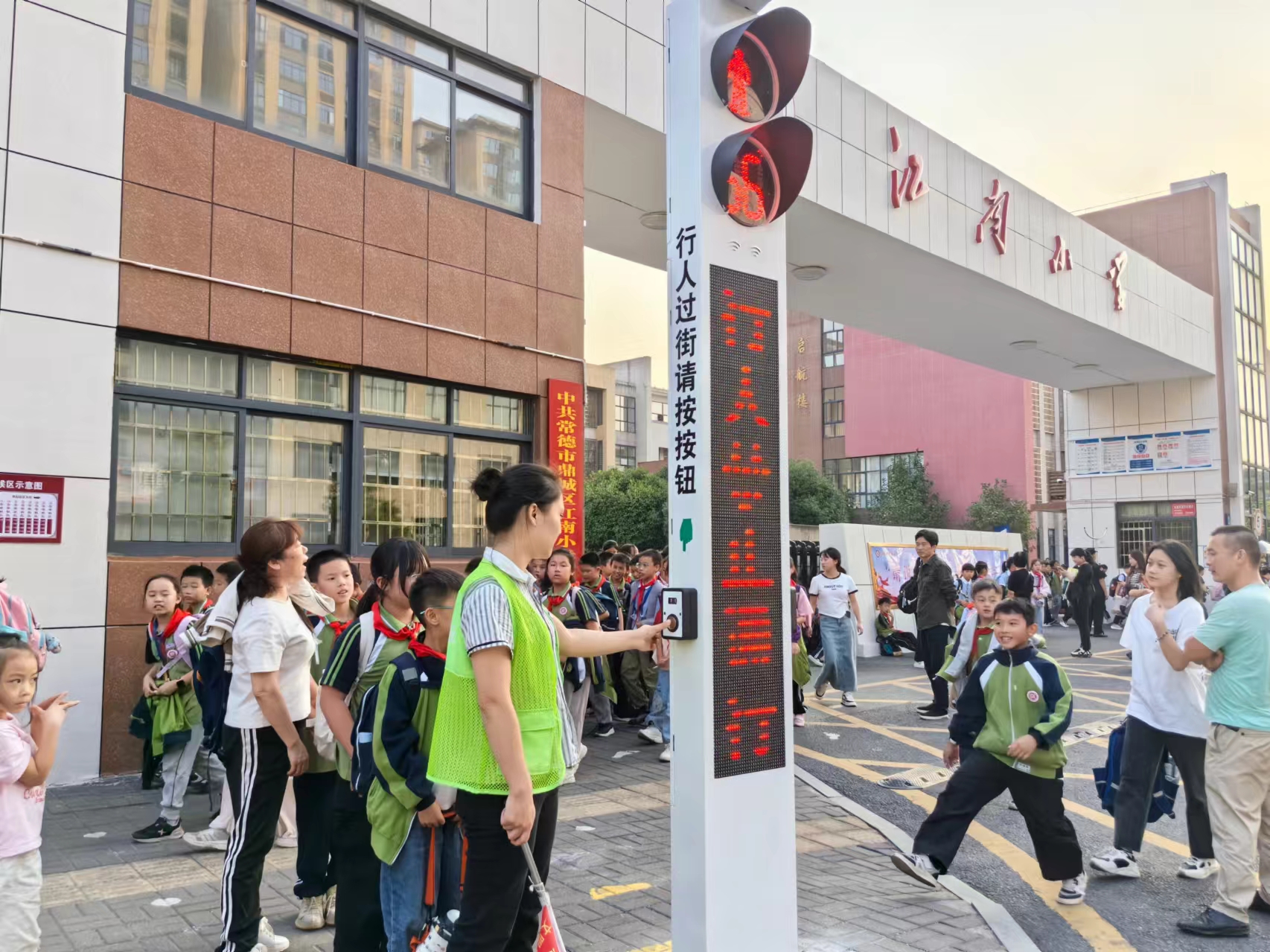 鼎城两学校门口“请求式过街信号灯”正式上岗