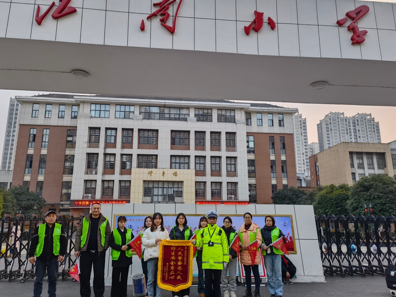 双向奔赴：辅警护学显担当 学校致谢送上锦旗和证书