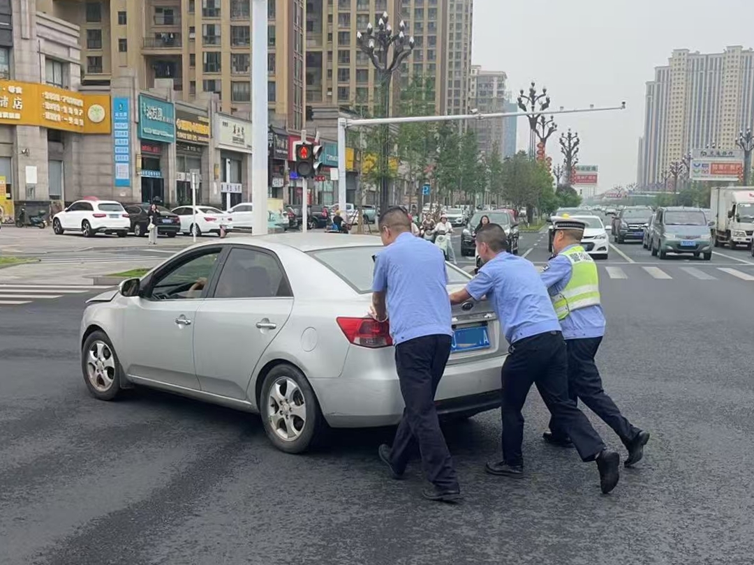 小车路口抛锚 鼎城交警推车除隐患