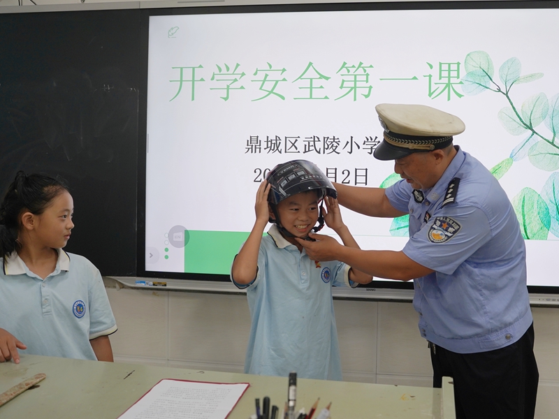鼎城交警大队：交通安全进校园 交警守护伴成长