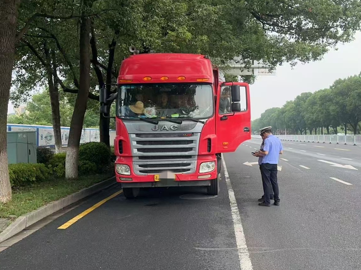 助力“蓝天保卫战”  常德鼎城交警在行动