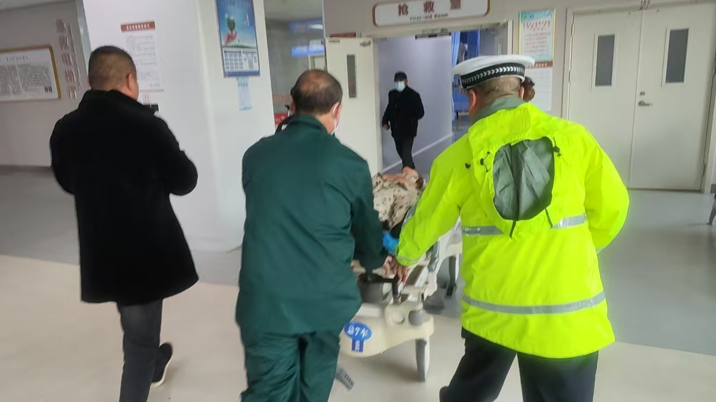 女子突发心脏病 鼎城交警争分夺秒护航送医