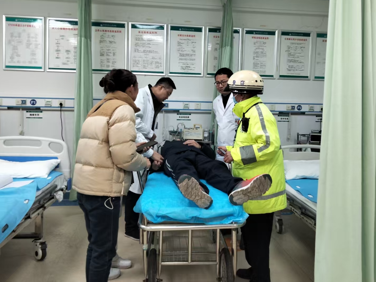 学生晚自习后突发高烧 鼎城交警骑警车紧急送医