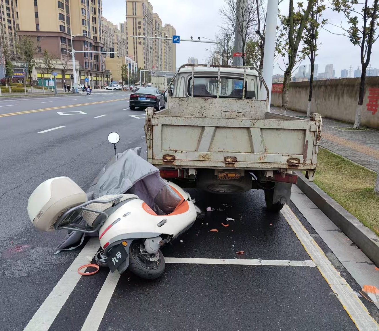 电动车驾驶人看手机分神撞上路边三轮车 受伤还要负全责