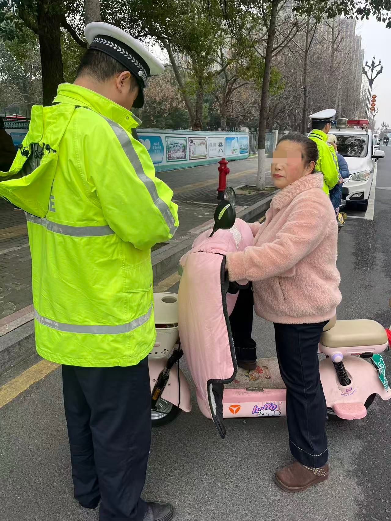 直属六大队：交通安全宣传小剧场丨头盔护安