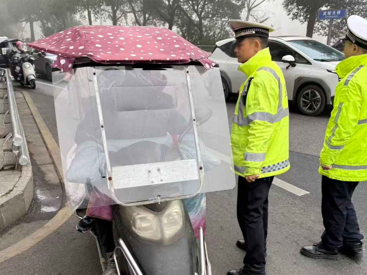 多措并举 重拳出击 直属六大队全面整治摩电交通违法