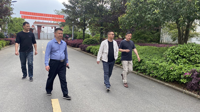 汉寿县毛家滩乡：书记带上防疫物资慰问师生