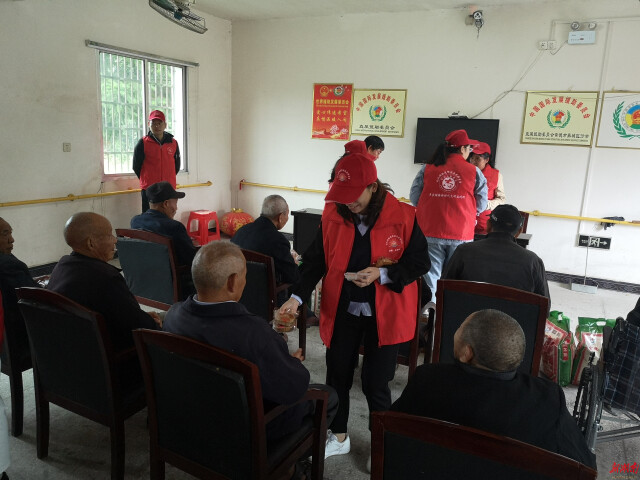 丰家铺镇：开展党建+新时代文明实践“我们的节日·中秋”暨关爱老人志愿服务活动