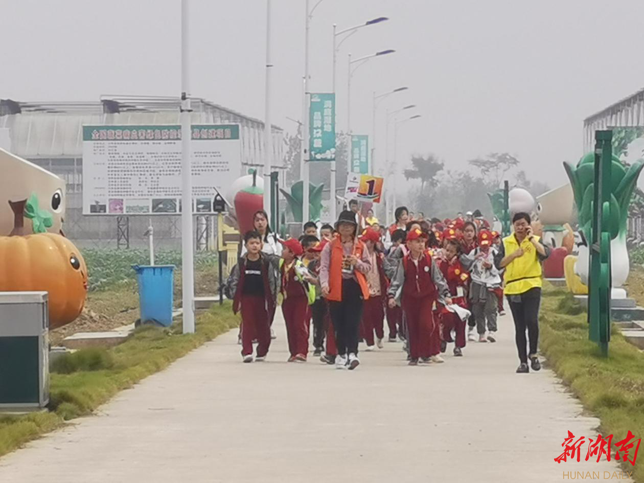 常德市东升小学携手汉寿县农业科普志愿服务队走进第二课堂开展“农业研学”