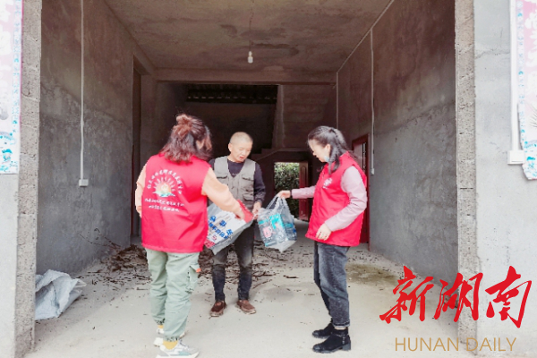 汉寿民政志愿者助力贫困家庭圆梦“微心愿”
