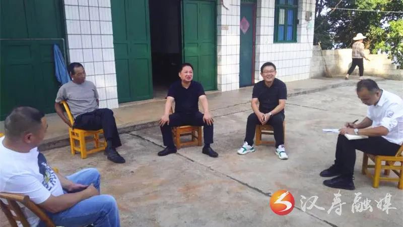 汉寿县领导王君到龙潭桥镇督导渔民退捕工作