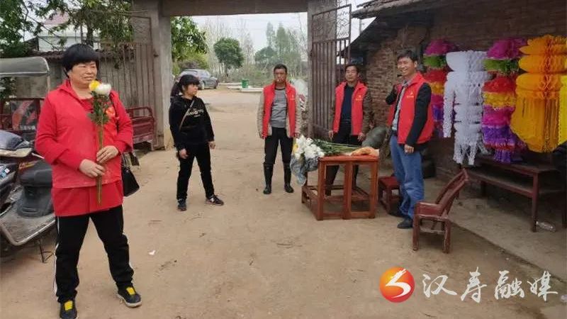 汉寿县洲口镇：鲜花换爆竹 清明倡新风