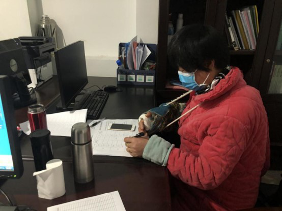 打着绷带上前线的抗疫女战士——“珍姐”