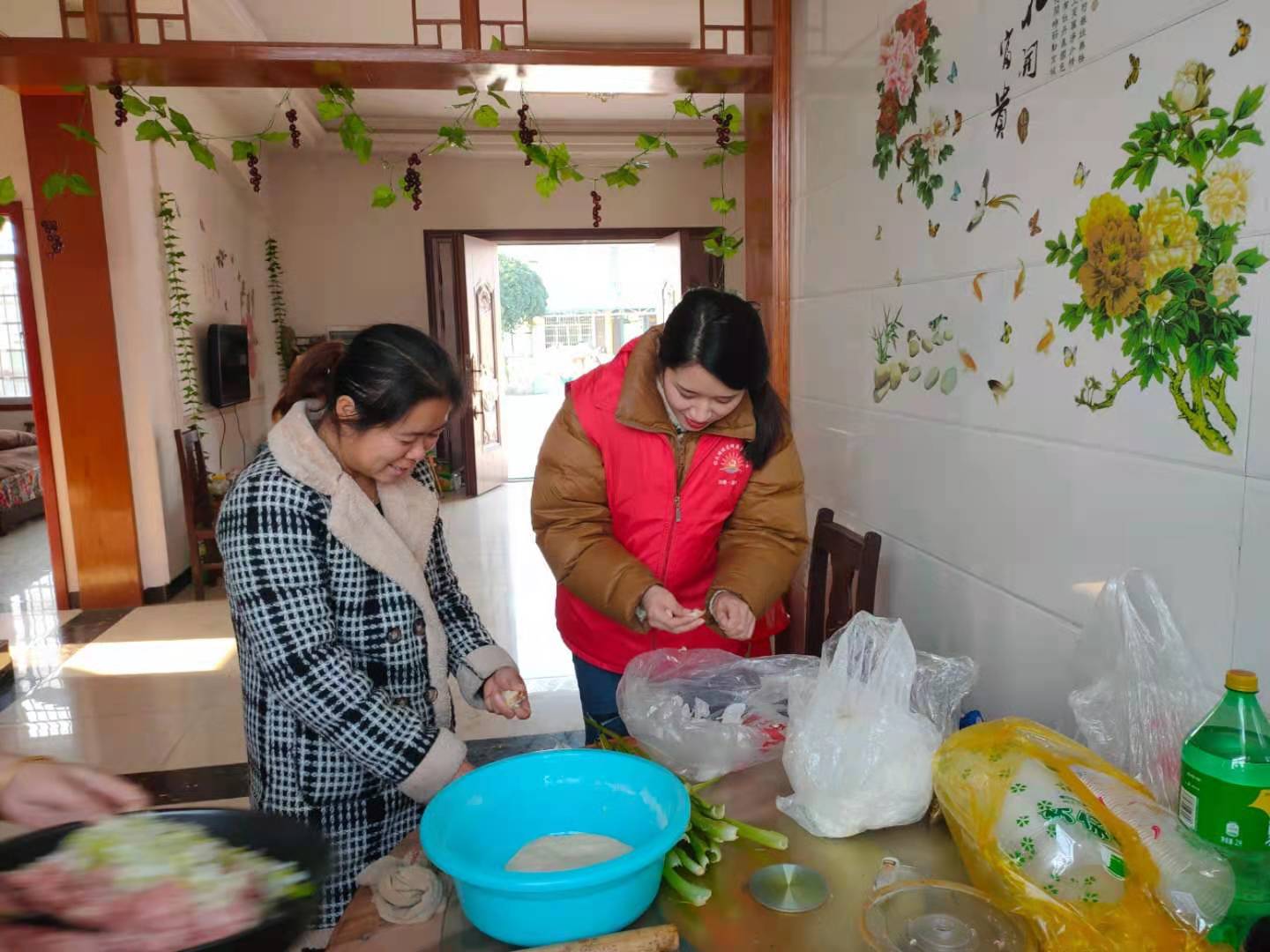 洲口镇志愿者服务队：喜迎冬至包饺子   冬日暖阳献爱心