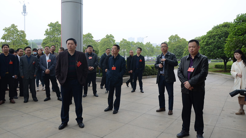参加政协汉寿县第九届委员会第六次会议的委员视察重点建设工程项目