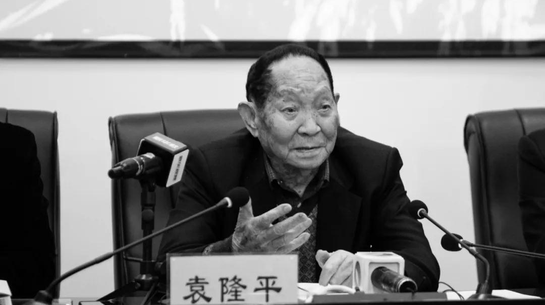 “从泥土里来，到白云中去”