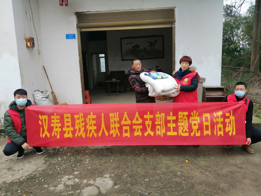 走访慰问残疾户 扶贫关怀暖人心