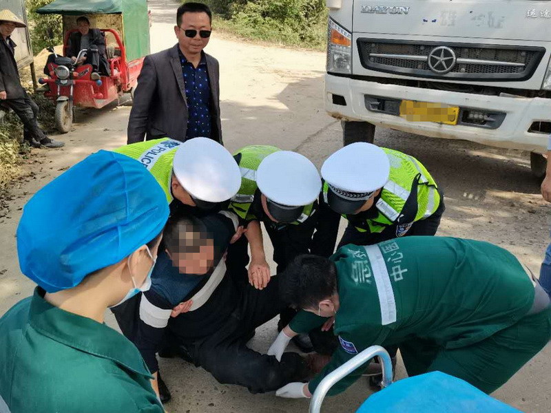 汉寿：摩托车司机路遇车祸   民辅警紧急救援