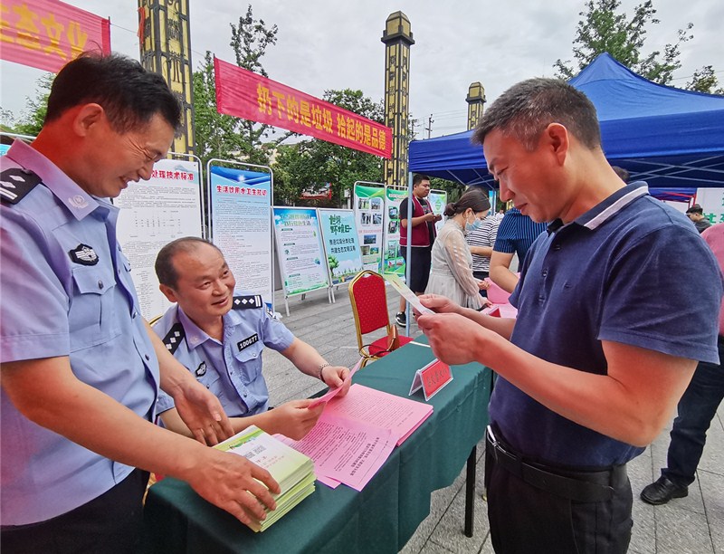 汉寿交警参加“世界环境日”宣传活动 倡导绿色文明出行