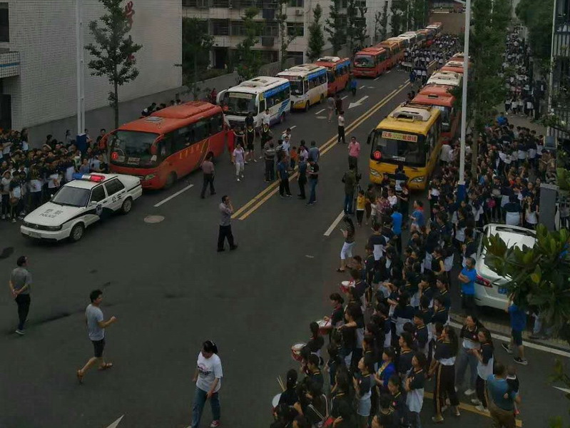 汉寿：送考车队警车护航   五百学子喜笑颜开