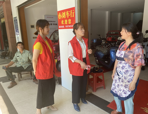 罐头嘴镇张家汊社区：心系群众办实事  向前一步解民忧
