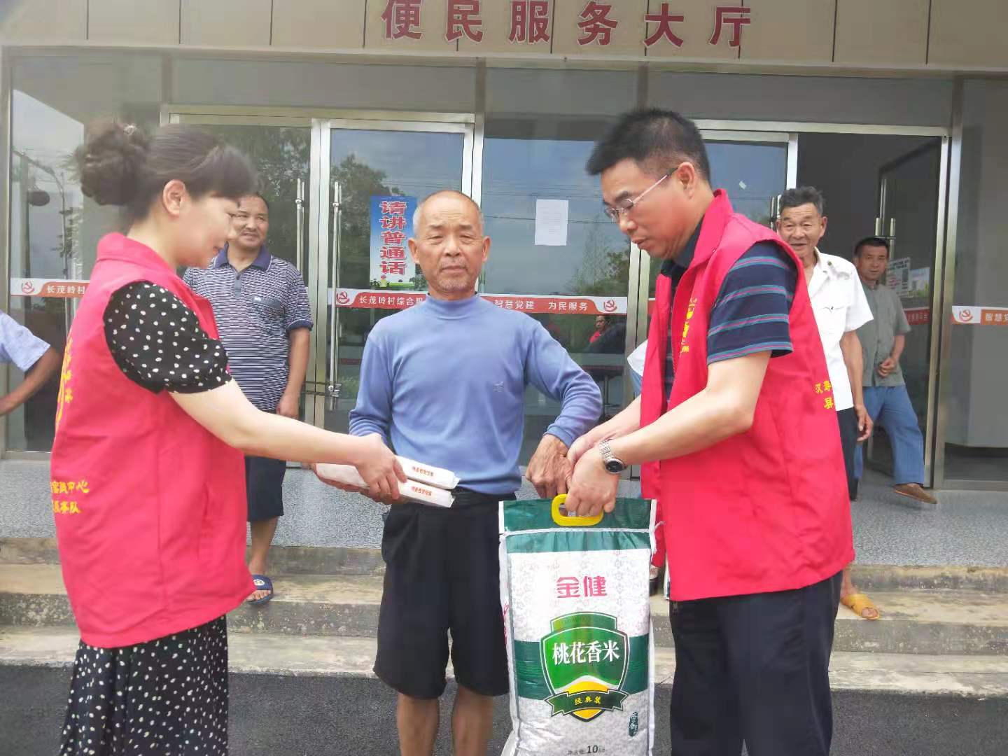 【我为群众办实事】汉寿县发展和改革局： 端午送温暖   关怀润人心
