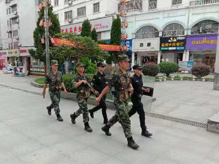 【我为群众办实事】汉寿公安联合武警开展联勤武装巡逻防控