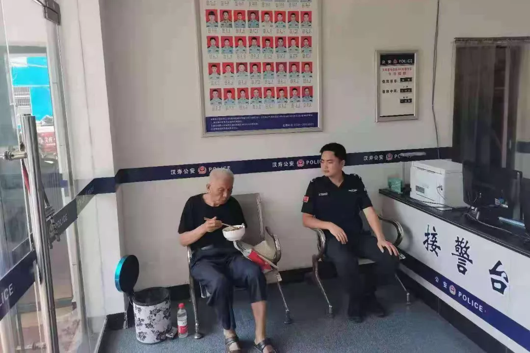 【我为群众办实事】暖心！老人街头晕倒，汉寿民警及时救助