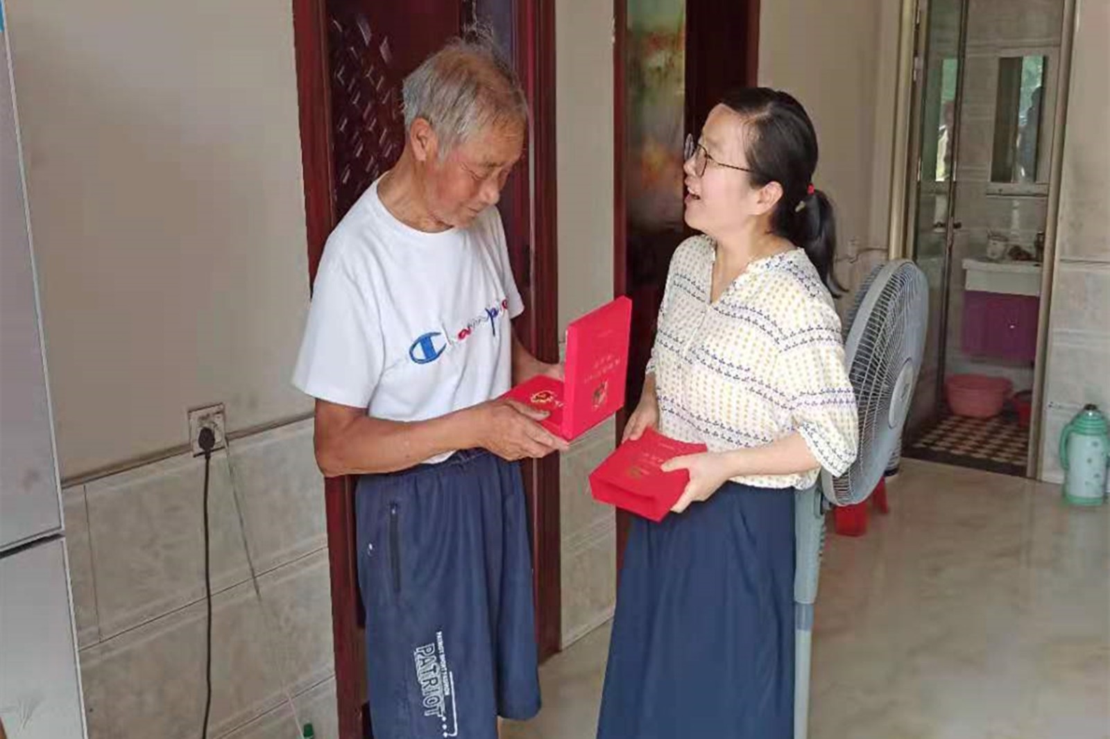 株木山街道：为老党员上门颁发“光荣在党50年”纪念章