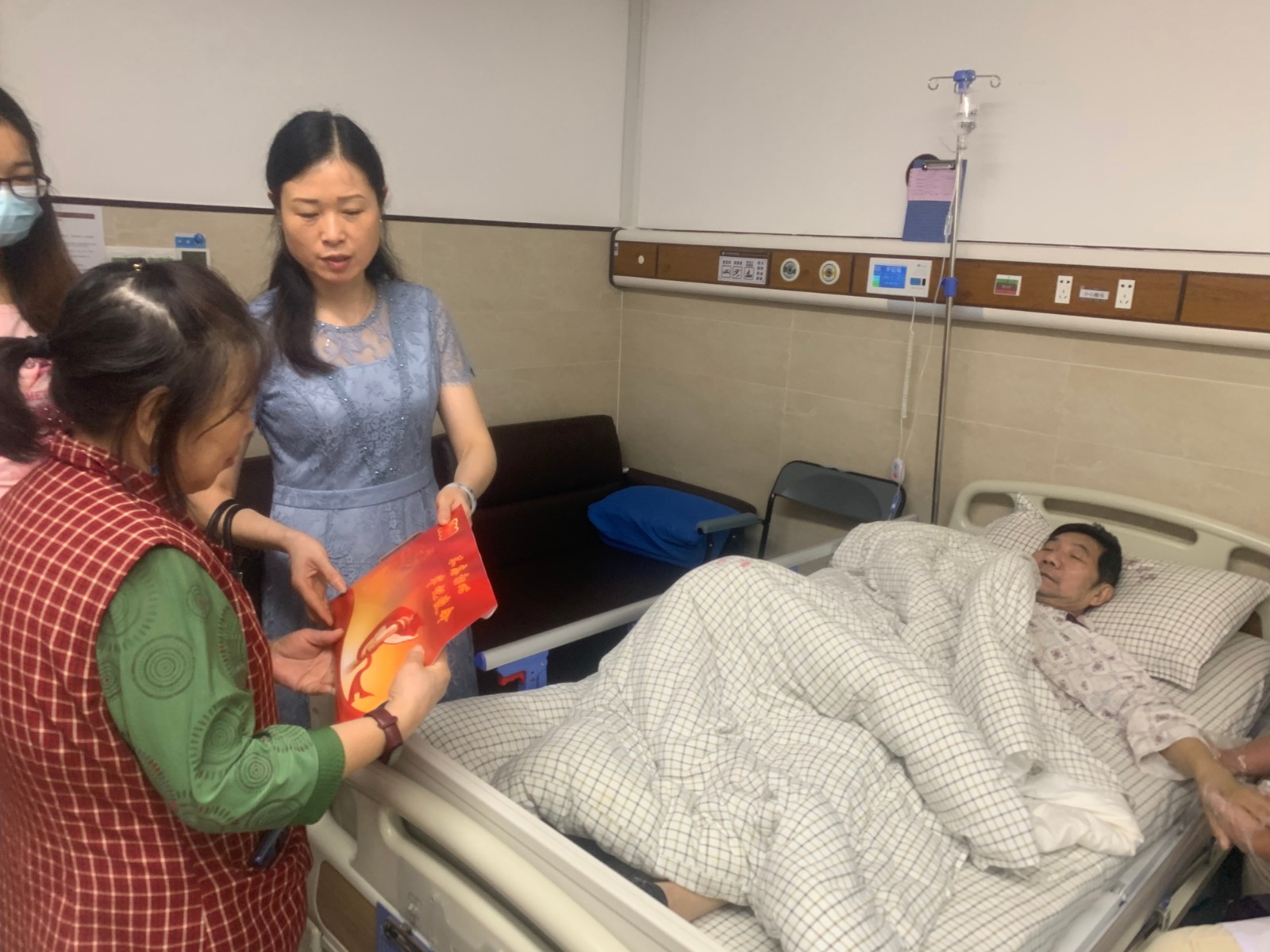 汉寿县发改局慰问退休生病老干部