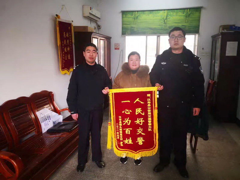汉寿：五次调处息纠纷 送旗感谢好交警