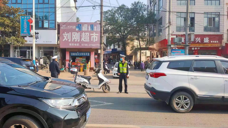 汉寿：高中万名学生返校  交警全力护航保畅