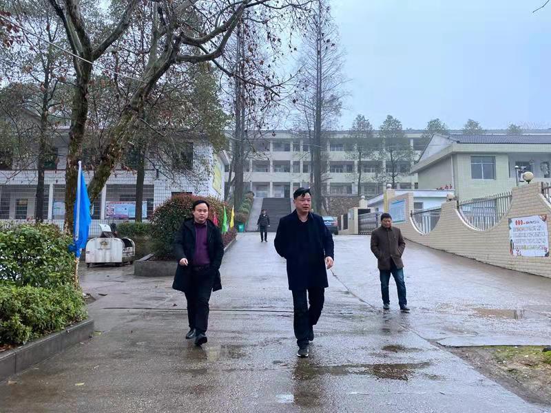 汉寿县教育局局长雷常元到朱家铺镇中学督导开学工作