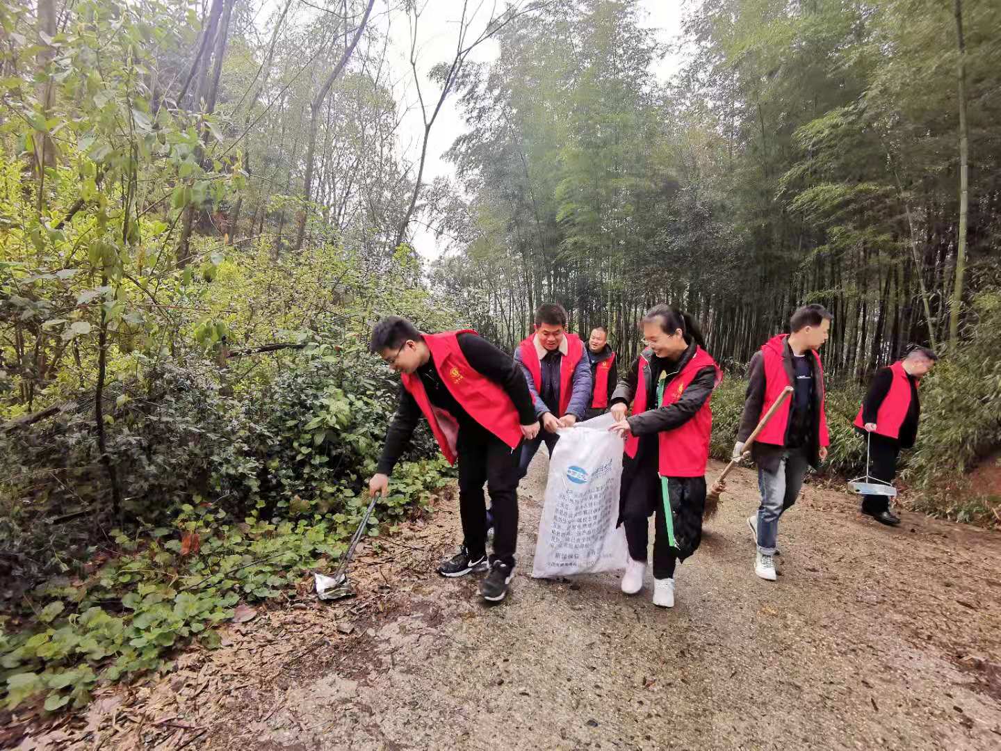 崔家桥镇：徒步登山清路道   文明实践放光辉