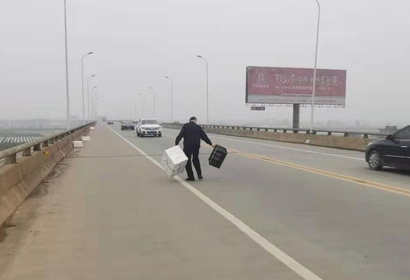 汉寿：路遇安全隐患 交警及时排除