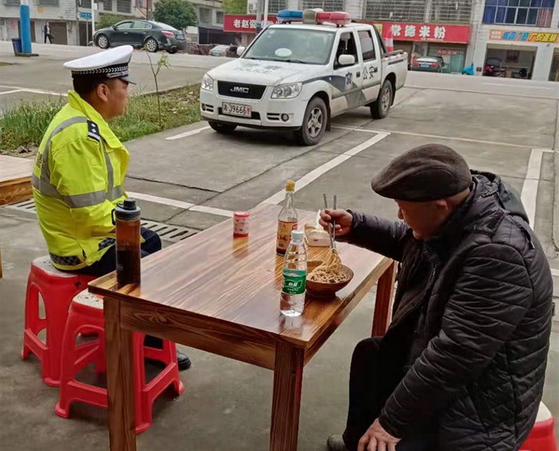 汉寿：八旬老人桥上迷路 执勤交警暖心护送