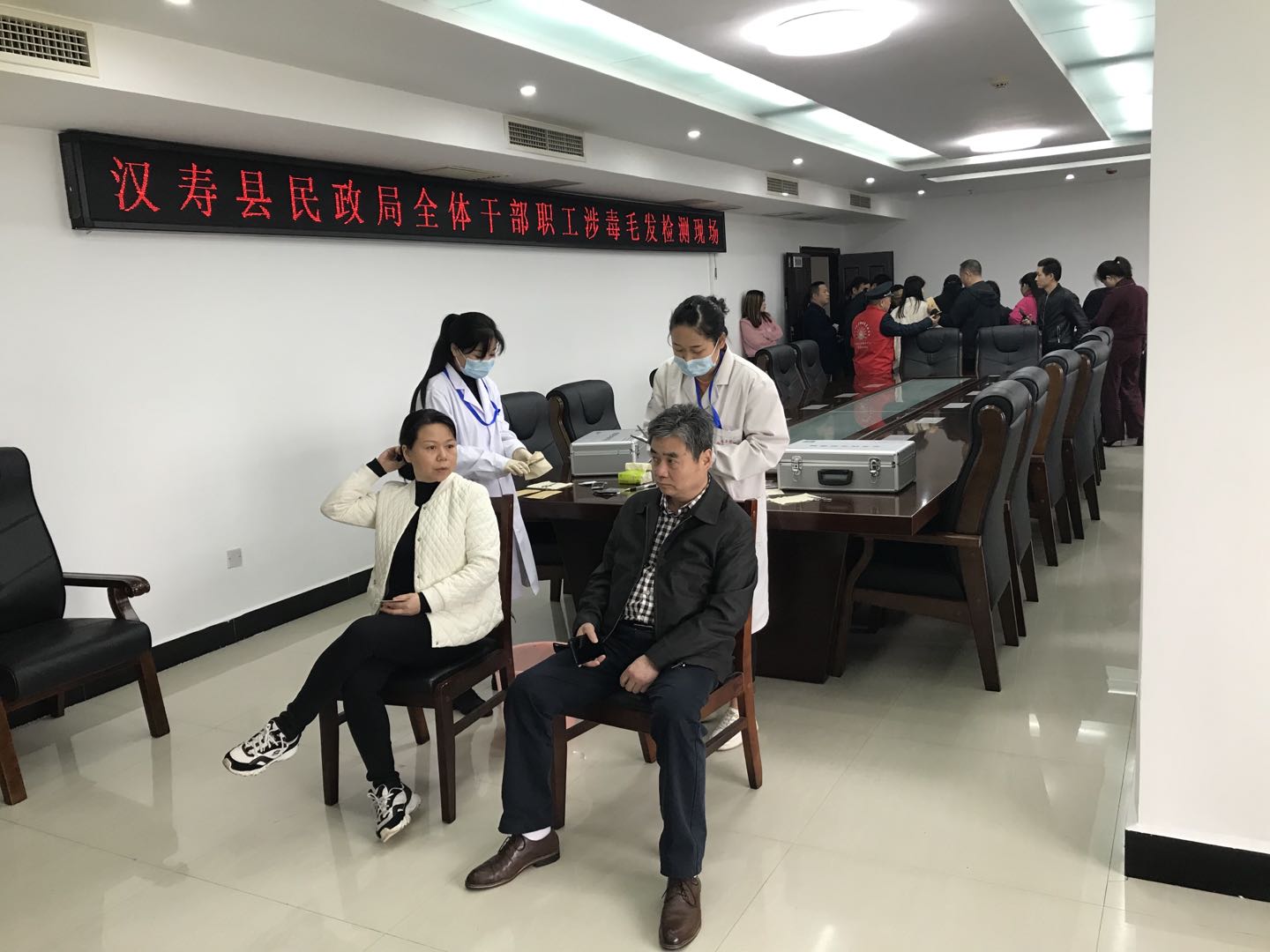 汉寿县民政局开展公职人员毛发采集检测工作