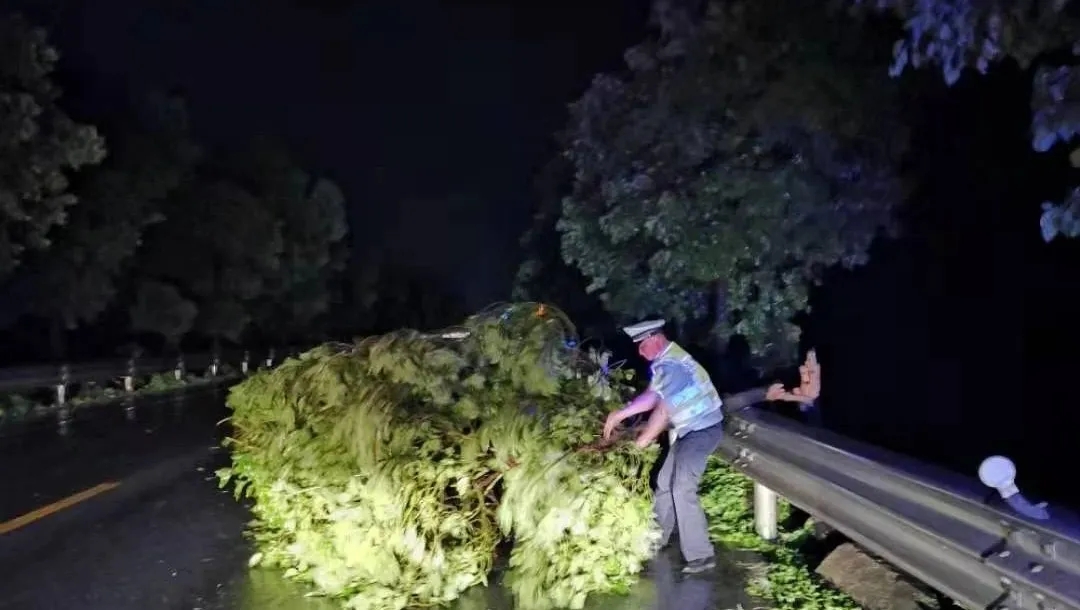 狂风暴雨来袭  汉寿公安交警坚守路面保畅安