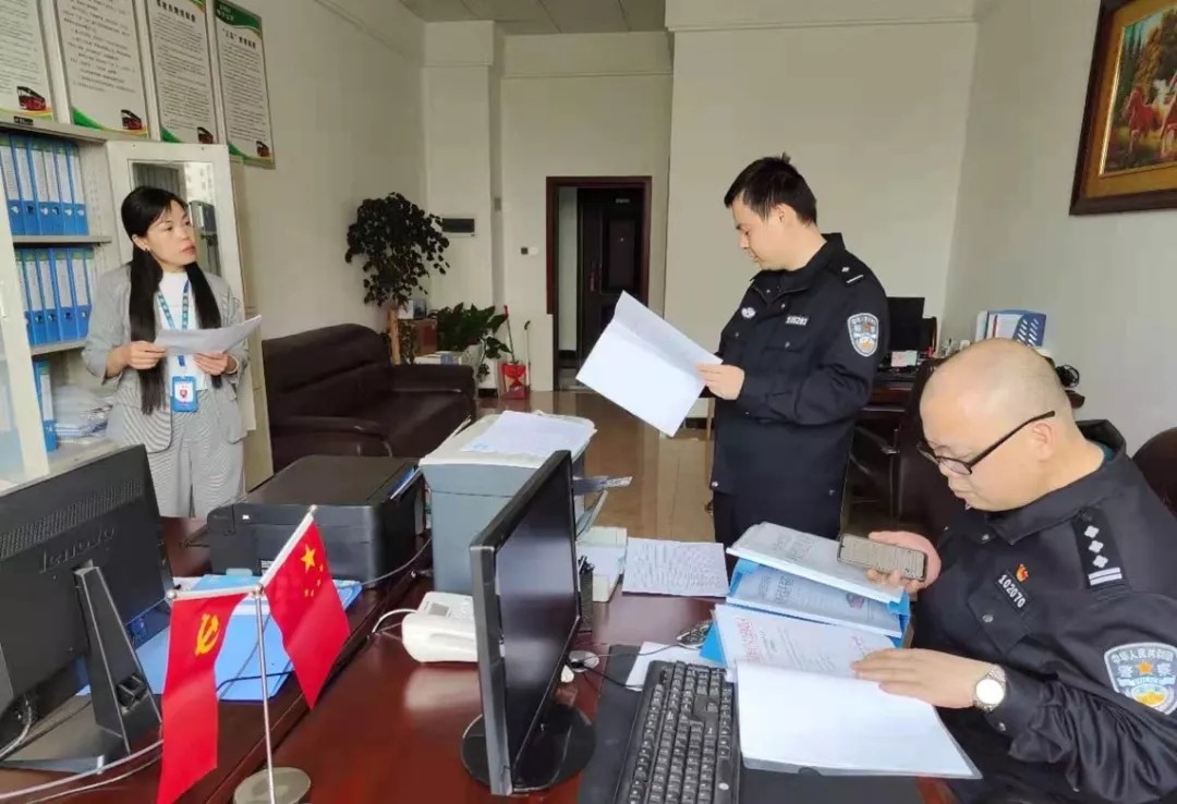 汉寿县公安局：【我为群众办实事】对校车公司进行安全检查