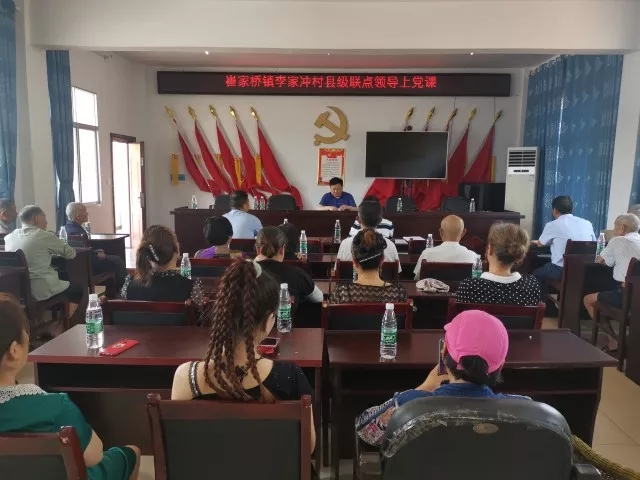 汉寿县领导郭民忠为扶贫联系点村党员干部上党课